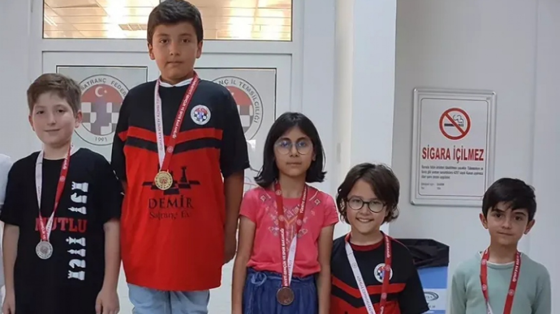 Niğde Türkiye Satranç Federasyonunun  yaptığı 15 Temmuz Şehitleri Anma Turnuvasında 4/A sınıfı öğrencimiz Kerem Yenigün 5. olmuştur.