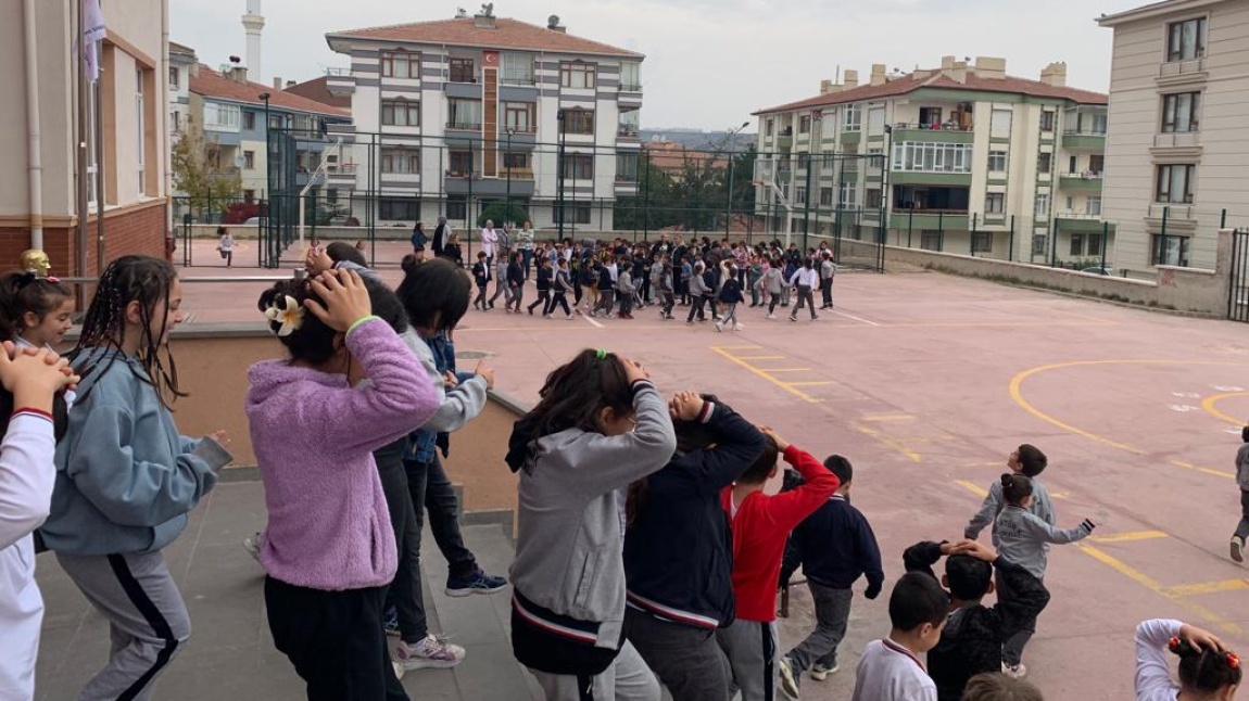 Ankara ili kapsamında tüm okullarda yapılacak olan Deprem tatbikatımız okulumuzda gerçekleştirildi. 