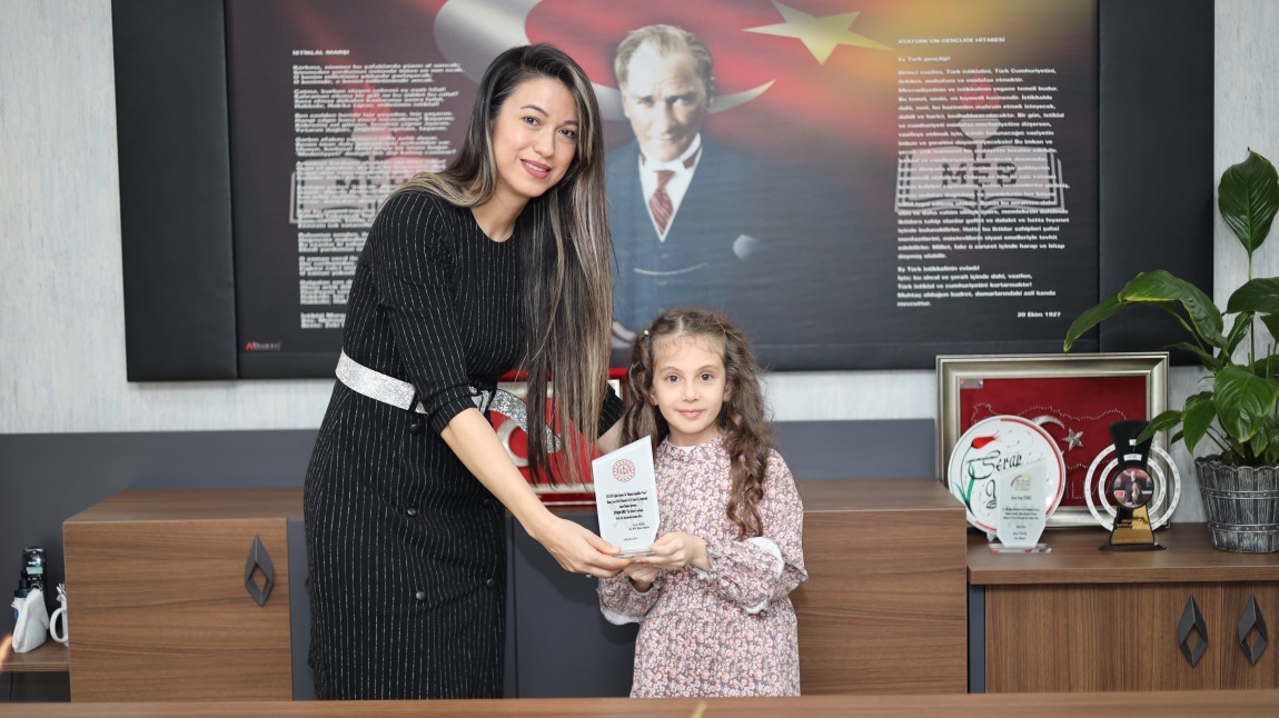 Milli Eğitim Bakanlığı “Dilimizin Zenginlikleri Projesi” kapsamında slogan -afiş yarışmasında İlçe birincisi okulumuz 2-E öğrencisi Elif Buğlem plaketini aldı.